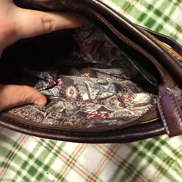 Vintage-Inspired Brown and Black Shoulder Bag with Reptilian Texture - Picture 6 of 14